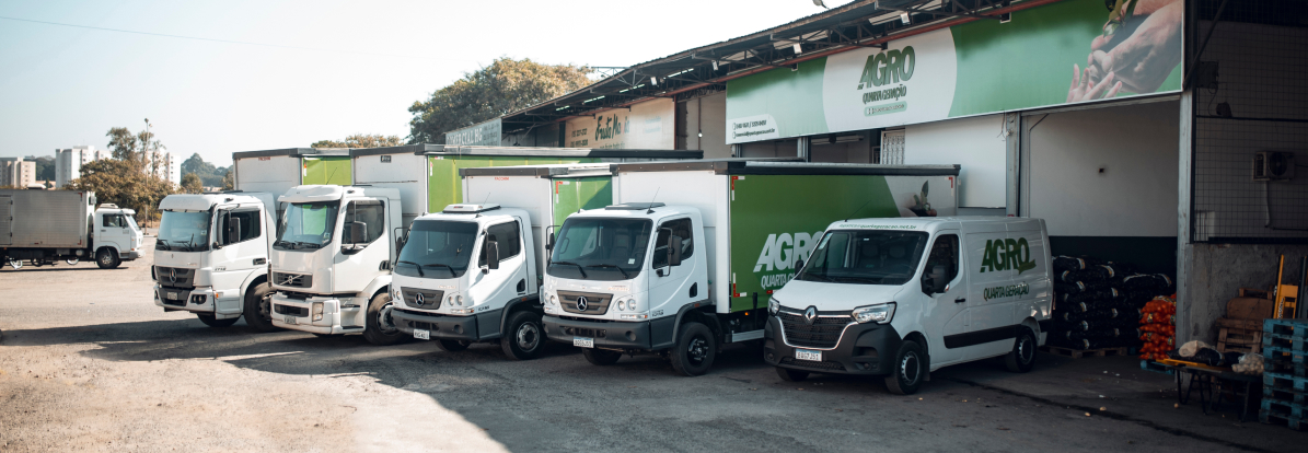 Fachada Agro Quarta Geração com caminhões estacionados